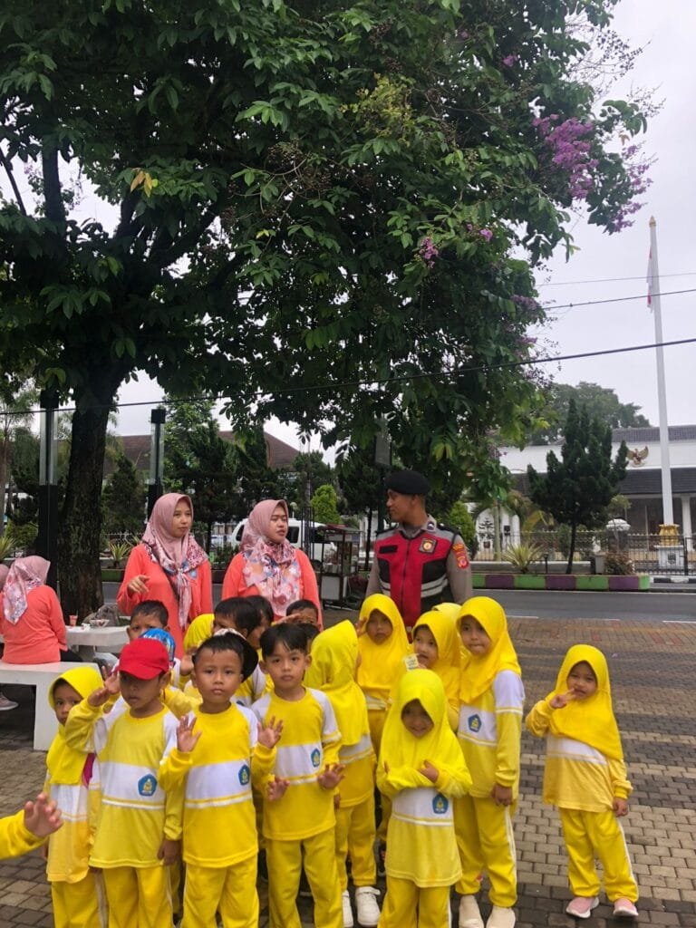 Dua Personel Samapta Polres Ciamis Patroli Jalan Kaki di Alun Alun Ciamis Beri Imbauan Kamtibmas