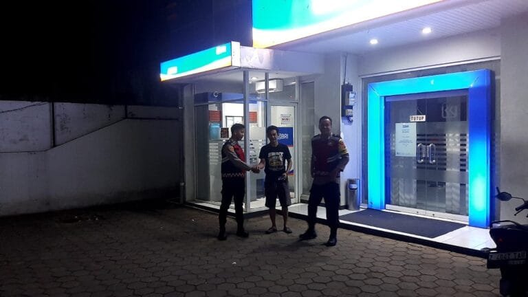 Berikan Rasa Aman di Malam Hari, Polsek Cijeungjing Polres Ciamis Intens Patroli Biru