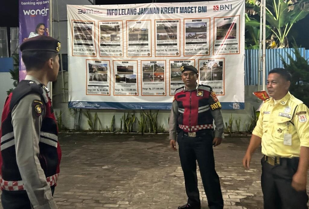 Tiga Anggota Samapta Polres Ciamis Patroli Koorkom ke Satpam Perbankan di Malam Hari
