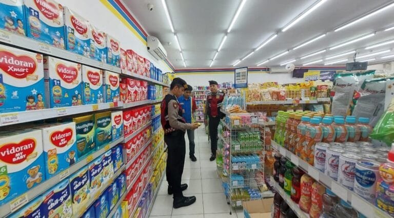 Satuan Samapta Polres Ciamis Keliling Minimarket Ciamis Cek Harga dan Stok Bahan Pokok