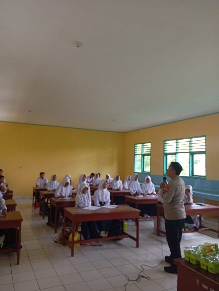 Polsek Cipaku Polres Ciamis Datangi SMPN 3 Cipaku Beri Binluh Bahaya Kenakalan Remaja ke Siswa