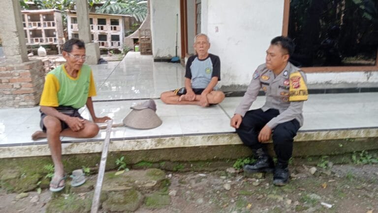Antisipasi Gangguan Kamtibmas, Polsek Lakbok Polres Ciamis Datangi Warga Desa Kalapasawit