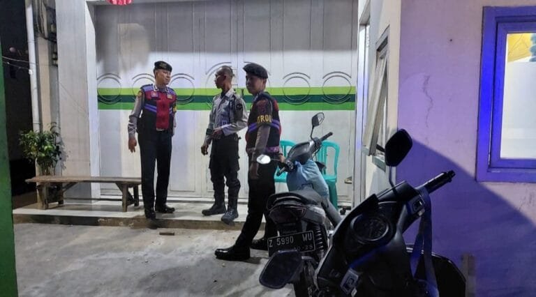 Tiga Anggota Samapta Polres Ciamis Patroli Kamtibmas ke Kantor Pegadaian Syariah Ciamis