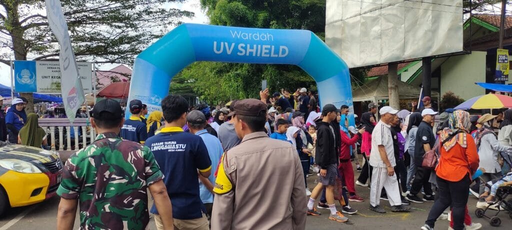 Polsek Kawali Polres Ciamis Monitoring dan Amankan Jalan Santai Peringatan Sumpah Pemuda