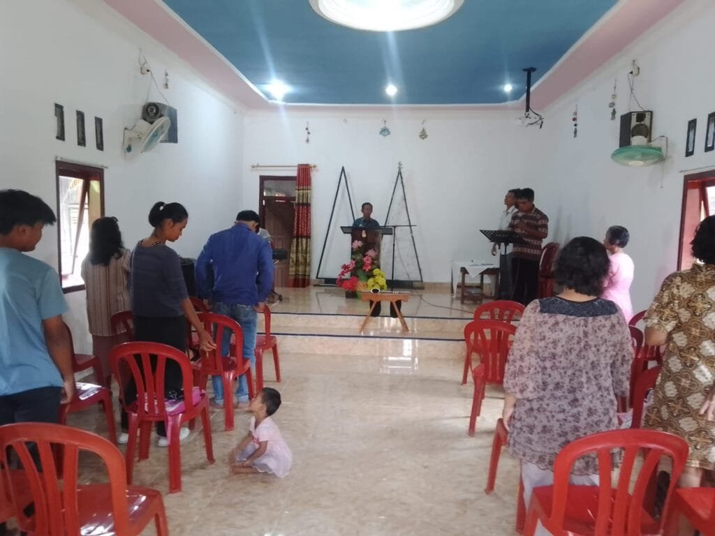 Berikan Rasa Nyaman, Kapolsek Lakbok Polres Ciamis Pimpin PAM di Ibadah Minggu GKKI Lakbok