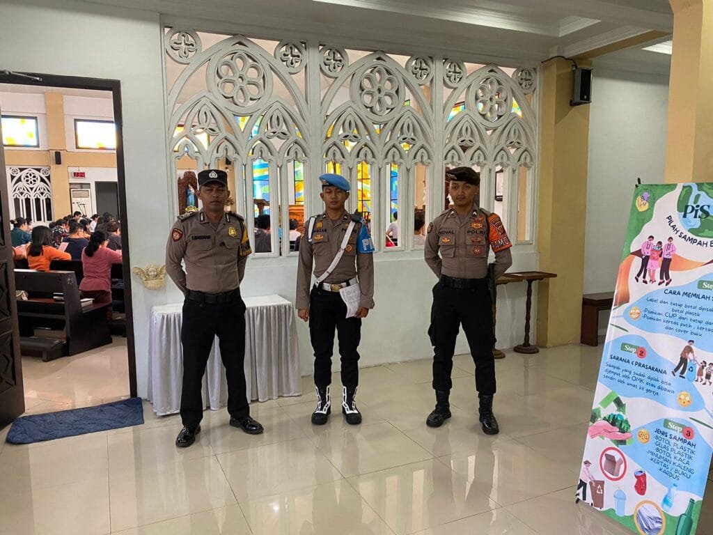Tiga Personel Polres Ciamis Siagakan Personel di Gereja Katolik Santo Yohanes Pembabtis Ciamis