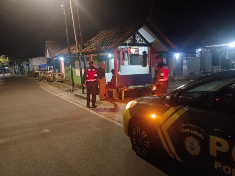 Perkuat Sinergitas, Satuan Samapta Polres Ciamis Beri Binluh ke Warga Saat Ngeronda Malam