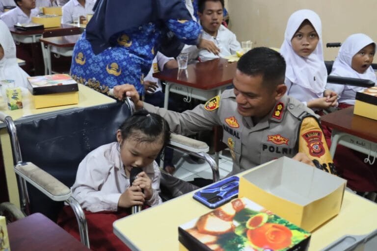 Polres Ciamis Beri Makanan Bergizi dan Kursi Roda ke SLBN Sindangsari