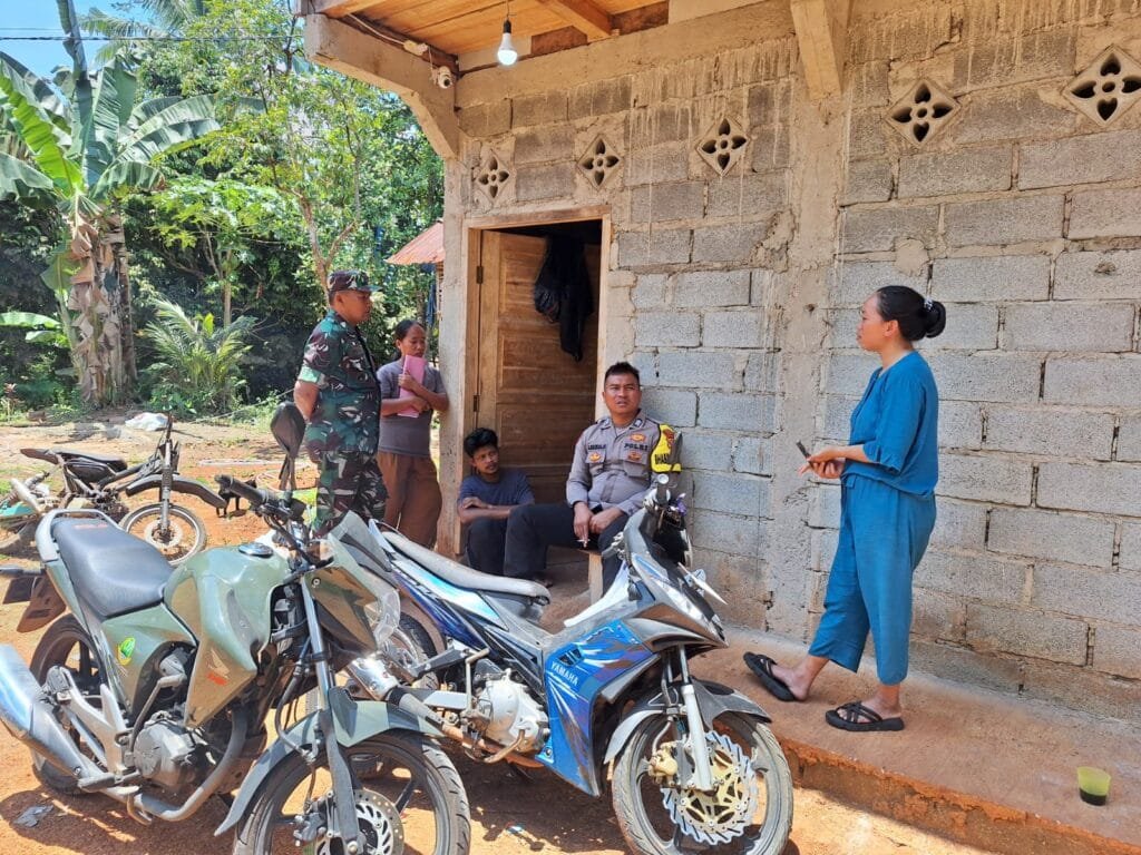 Soliditas TNI-Polri Hadapi Pilkada 2024, Polsek Sukadana dan Koramil Rajadesa Cooling System ke Warga