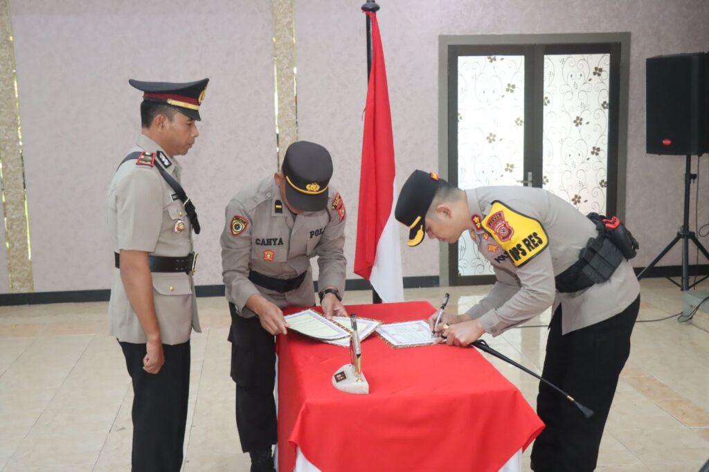 Kapolres Garut Pimpin Upacara Serah Terima Jabatan Kapolsek Singajaya 2 IMG 20241029 WA0008
