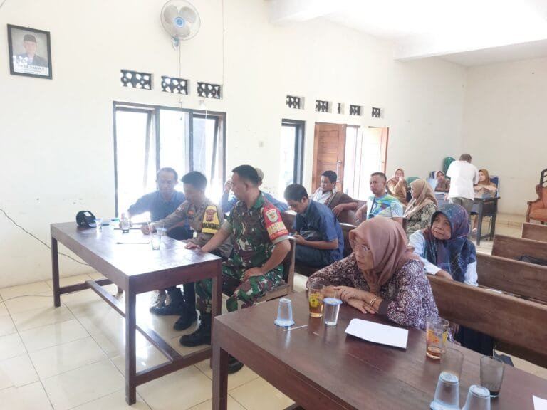 Polsek Cisaga Datang Sampaikan Himbauan Kamtibmas Saat Musdes Tanjungjaya Perubahan 2024