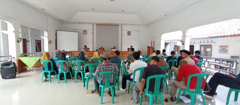Polsek Cikoneng Datang Sampaikan Himbauan Kamtibmas Saat Musdes Perubahan 2024
