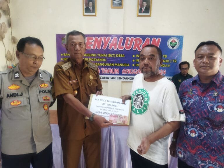 Polsek Cikoneng Polres Ciamis Terjunkan Personel Amankan Penyaluran BLT DD di Desa Sindnagkasih