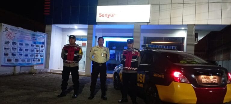 Berikan Rasa Aman, Personel Polsek Kawali Polres Ciamis Patroli Dialogis di Malam Hari