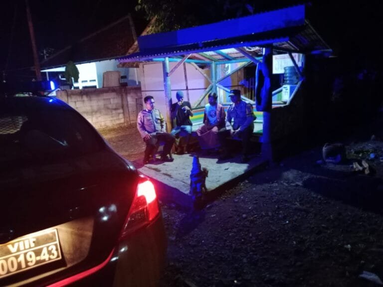 Berikan Rasa Aman, Personel Polsek Kawali Polres Ciamis Patroli Dialogis di Malam Hari