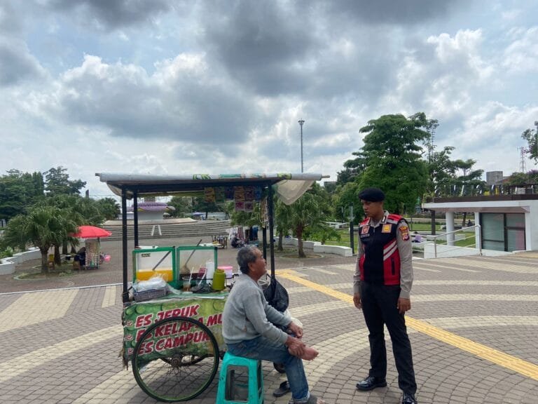 Dua Personel Samapta Polres Ciamis Patroli Jalan Kaki di Alun Alun Ciamis Beri Imbauan Kamtibmas