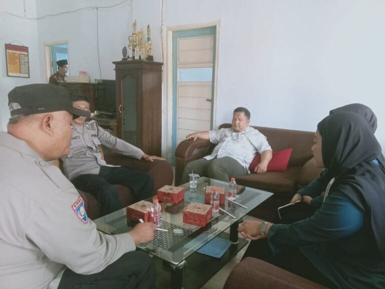 Berikan Rasa Nyaman, Polsek Kawali Polres Ciamis Patroli Dialogis di Siang Hari