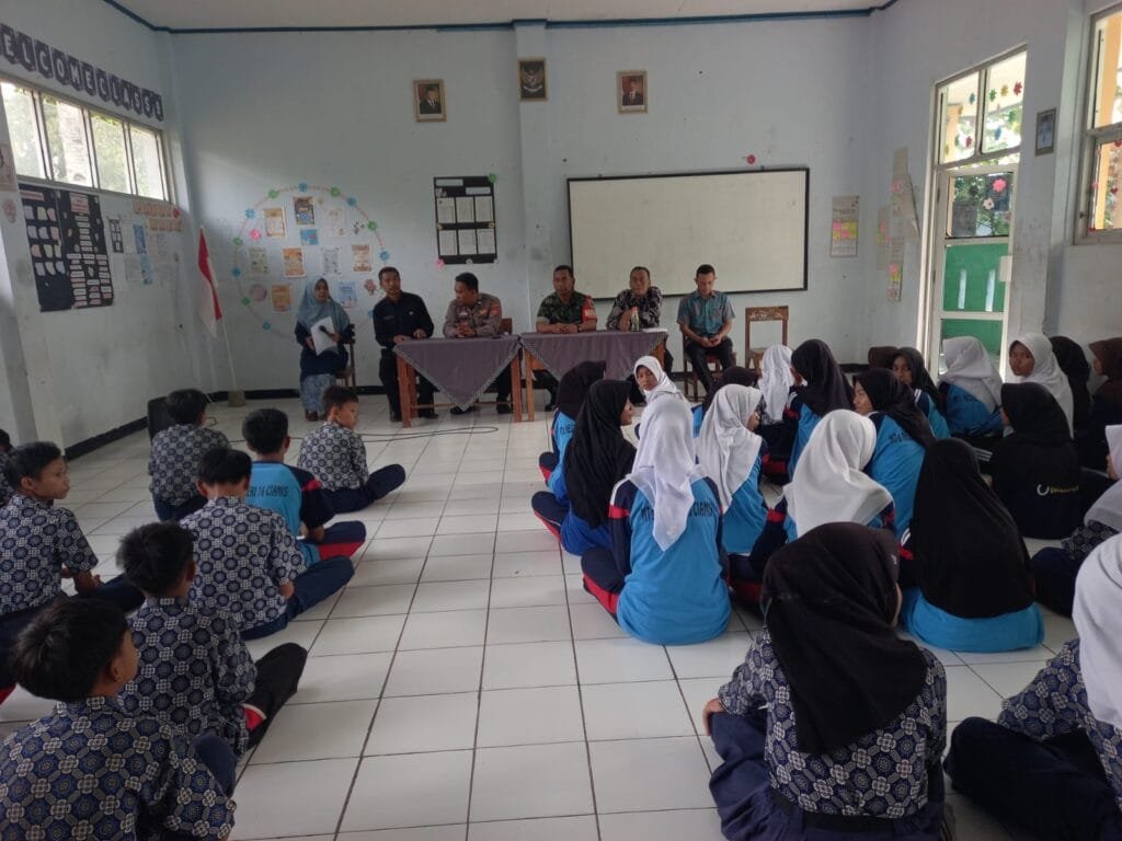 Ops Mantap Brata, Polsek, Koramil dan Pemerintah Berikan Binluh Kenakalan Remaja di MTs N 16 Ciamis