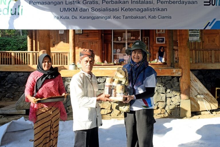 PT PLN (Persero) UP3 Tasikmalaya Resmikan Kampung Token di Dusun Adat Kampung Kuta Sebagai Bentuk Peran BUMN Dalam Memperingati Hari Sumpah Pemuda