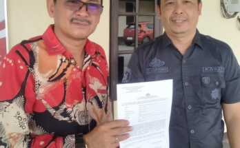 Viral Video Hoax VCS: Wakil Ketua DPRD Sambas Ferdinan Syolihin Ambil Langkah Hukum Tegas (video call sex) 1 Ferdinan Syolihin, Wakil Ketua DPRD Kabupaten Sambas, saat memberikan keterangan kepada media terkait laporan video hoax VCS di Polres Sambas