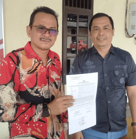 Ferdinan Syolihin, Wakil Ketua DPRD Kabupaten Sambas, saat memberikan keterangan kepada media terkait laporan video hoax VCS di Polres Sambas