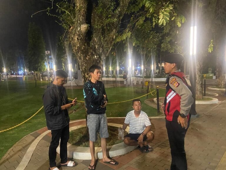 Dua Personel Samapta Polres Ciamis Patroli Jalan Kaki Saat Malam di Alun Alun Ciamis Beri Imbauan Kamtibmas