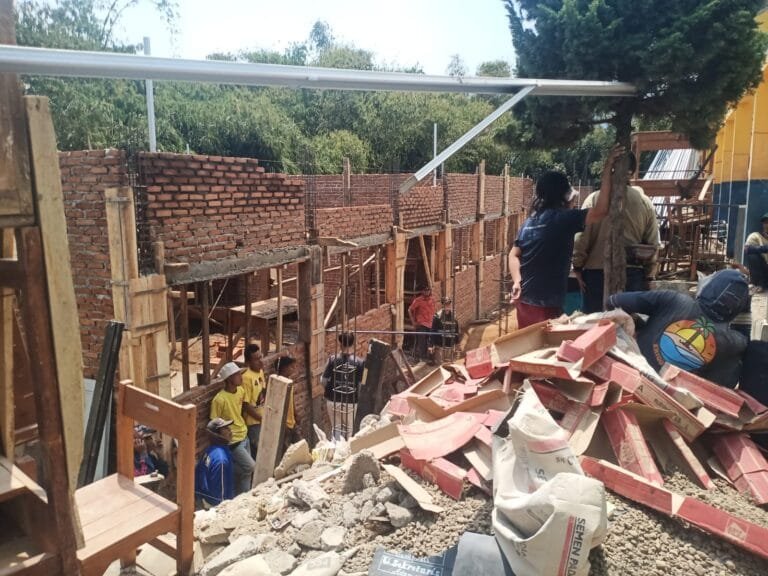 Proyek Pembangun SMPN 1 Sukasari Diduga Tabrak Pepres Tanpa Papan Informasi Dan mengabaikan K3