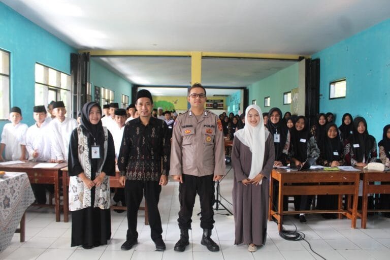 Polsek Cihaurbeuti Polres Ciamis Berikan Pembinaan Kenakalan Remaja di SMP Terpadu Islahul Mubtadiin