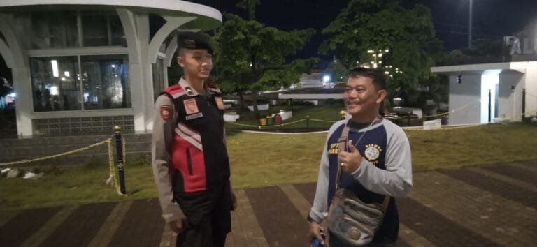 Dua Personel Samapta Polres Ciamis Patroli Jalan Kaki Saat Malam di Alun Alun Ciamis Beri Imbauan Kamtibmas
