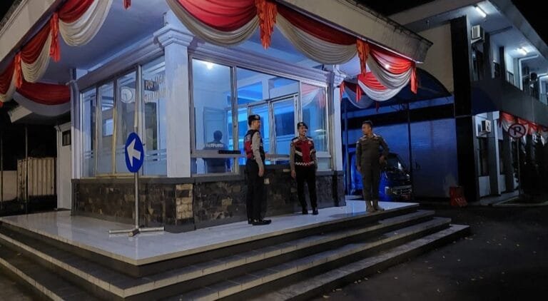 Tiga Personel Samapta Patroli Dialogis Cipta Kondisi Ops Mantap Praja Hadapi Pilkada Serentak