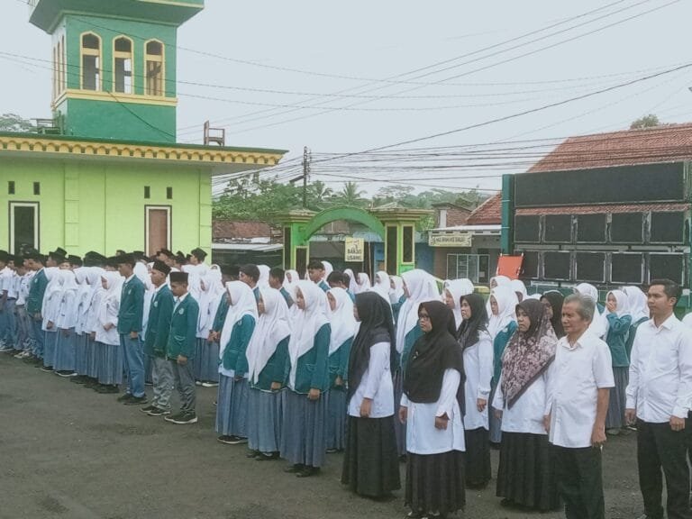 Humanis, Kapolsek Kawali Polres Ciamis Datang ke MA Nurul Huda Beri Pembinaan Saat Upacara Bendera