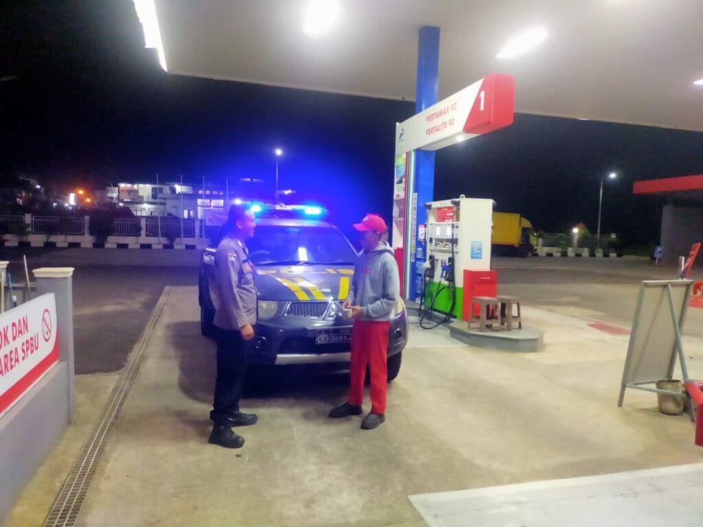 Humanis, Polsek Cipaku Polres Ciamis Patroli Dialogis ke Pemukiman Warga Saat Malam Hari