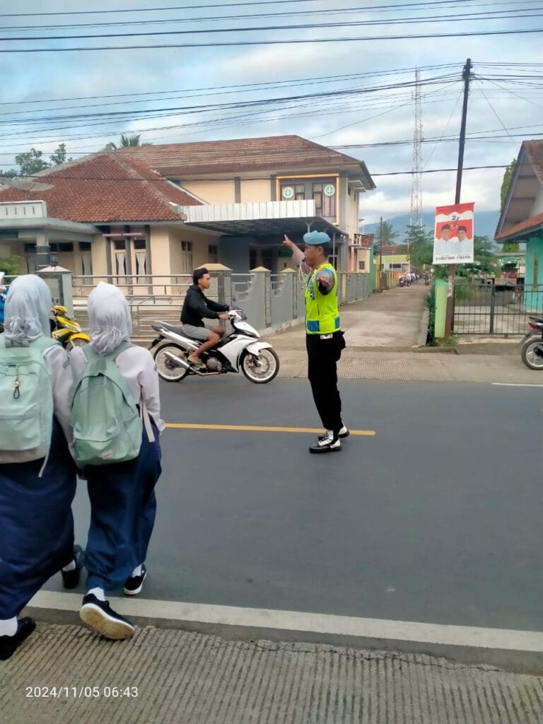 Pelayanan Masyarakat, Polsek Cipaku Polres Ciamis Bantu Anak Sekolah Menyebrang di Jalur Padat
