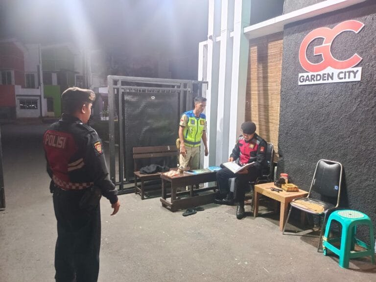 Tiga Anggota Samapta Polres Ciamis Patroli Koorkom ke Satpam Perbankan di Malam Hari