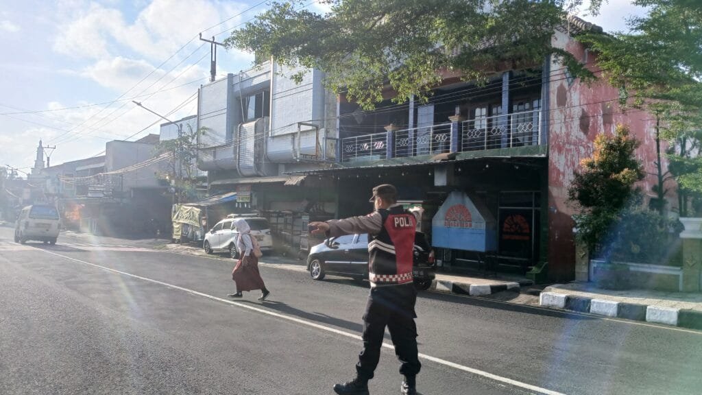 Pelayanan Masyarakat, Kapolsek Ciamis Turun Bantu Anak Menyebrang di Area SDN 3 Ciamis