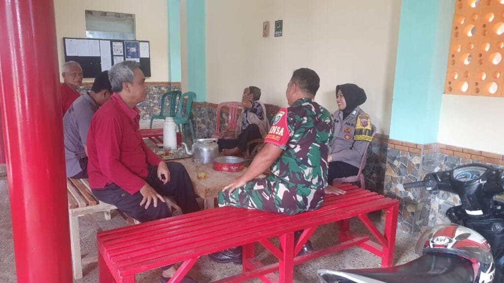 Soliditas TNI-Polri Hadapi Pilkada 2024, Polsek dan Koramil Ciamis Cooling System ke Warga