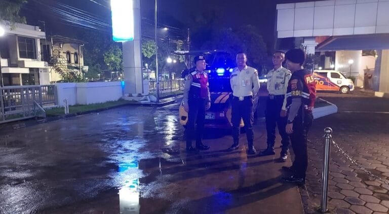 Cipkon, Tiga Anggota Samapta Polres Ciamis Patroli ke Obvit Perbankan di Malam Hari