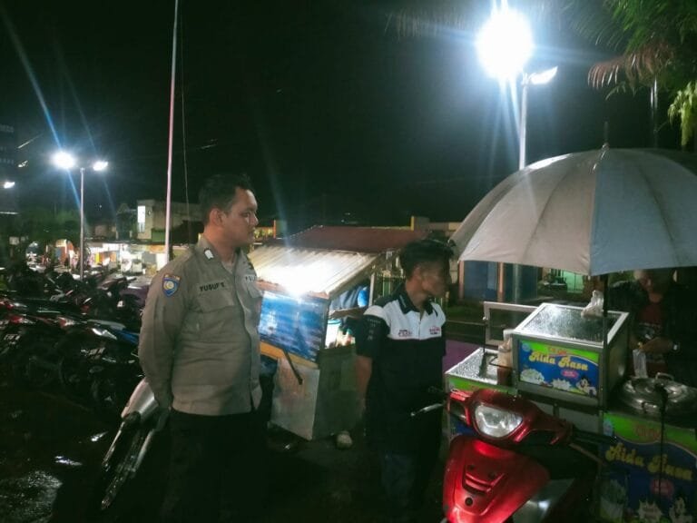 Humanis, Polsek Cipaku Polres Ciamis Patroli Dialogis ke Pemukiman Warga Saat Malam Hari