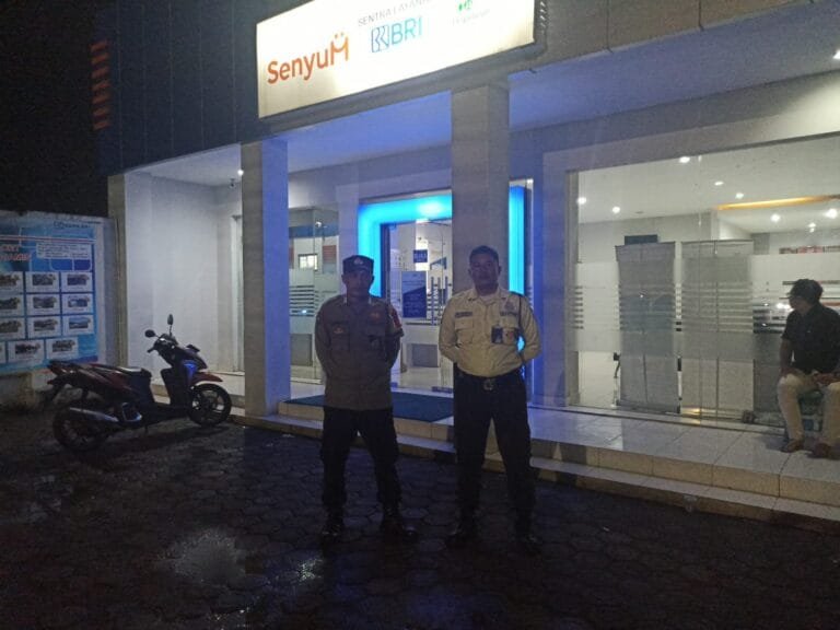 Berikan Rasa Aman, Personel Polsek Kawali Polres Ciamis Patroli Dialogis di Malam Hari