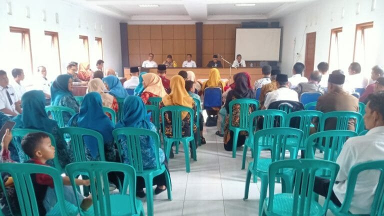 Soliditas TNI-Polri dan Pemerintah, Kapolsek Cihaurbeuti Hadiri Pelantikan Perangkat Desa Sukamaju