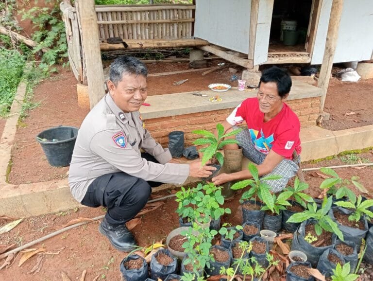 Bhabinkamtibmas Desa Ciparigi Lakukan Kunjungan Ketahanan Pangan Cipta Kondisi Jelang Pilkada Serentak 2024
