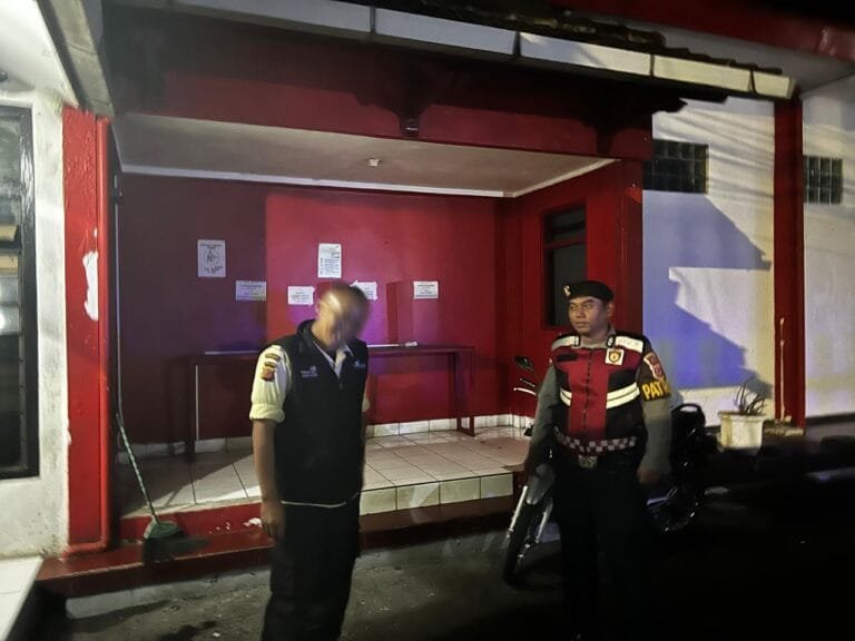 Humanis, Tiga Personel Samapta Polres Ciamis Datang dan Beri Imbauan ke Warga Plasa Telkom