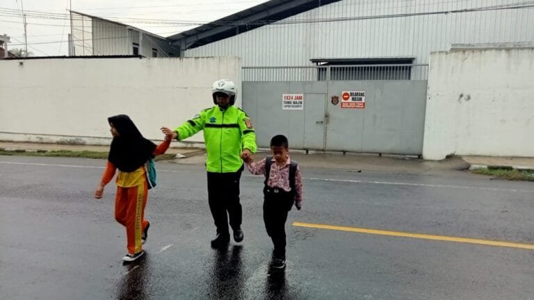 Pelayanan Masyarakat, Kapolsek Cikoneng Turun Langsung Atur Lalin di Jalur Padat dan Rawan