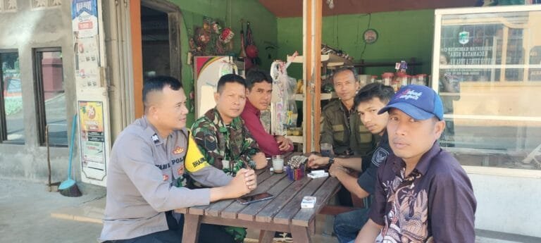 Soliditas TNI-Polri Hadapi Pilkada 2024, Polsek Sukadana dan Koramil Rajadesa Cooling System ke Warga