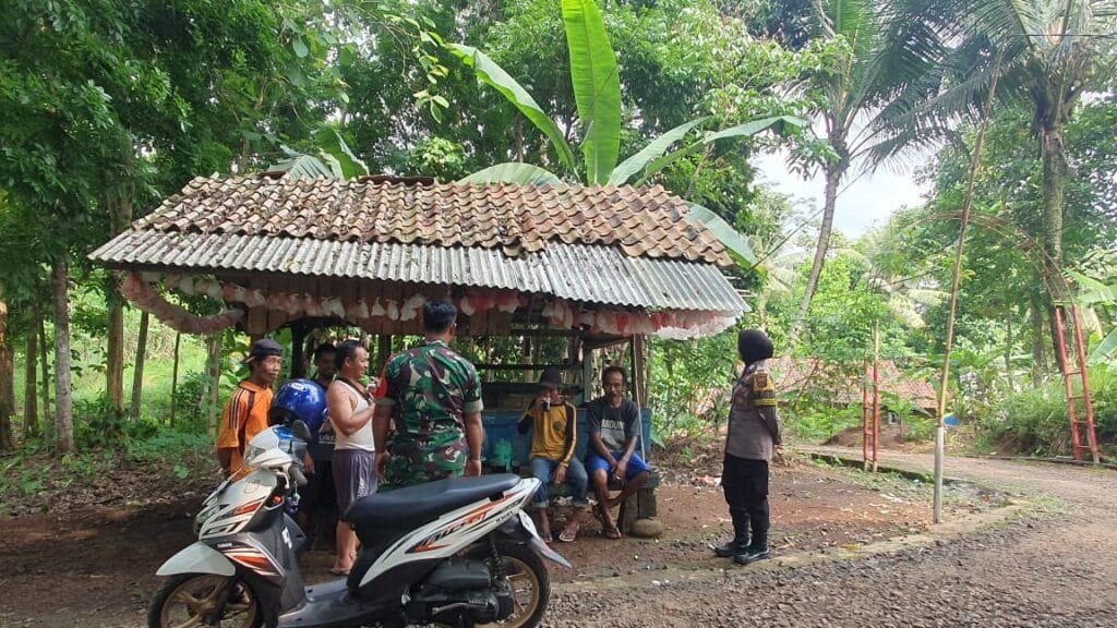 Soliditas TNI-Polri Hadapi Pilkada 2024, Polsek dan Koramil Ciamis Cooling System ke Warga