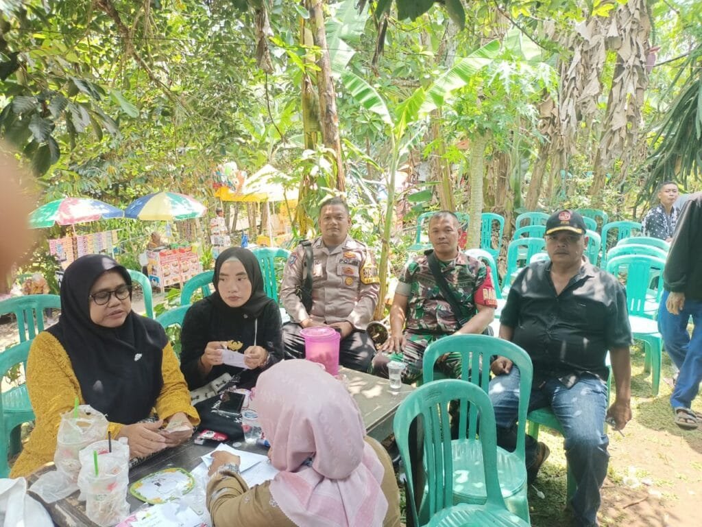 Soliditas TNI-Polri Hadapi Pilkada 2024, Polsek Sukadana dan Koramil Rajadesa Cooling System ke Warga