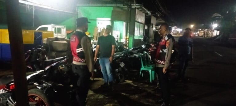 Berikan Rasa Aman, Personel Polsek Kawali Polres Ciamis Patroli Dialogis di Malam Hari