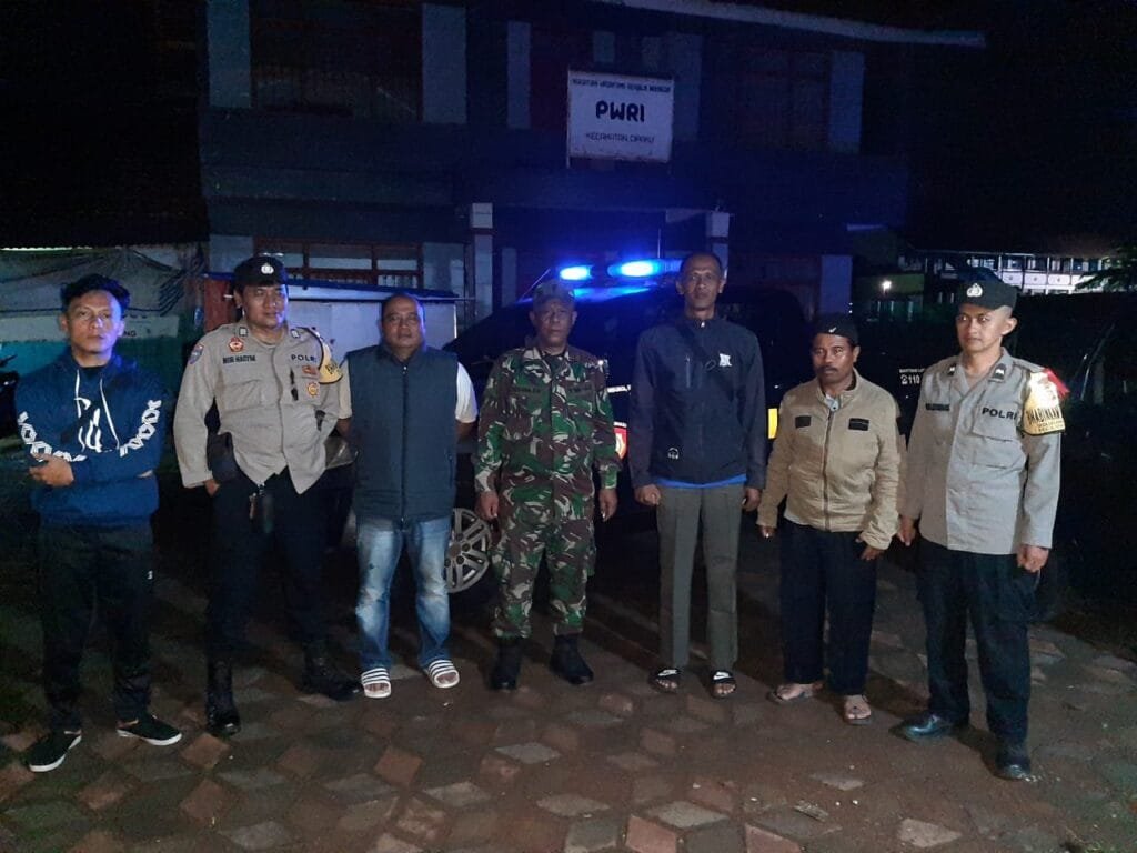 Humanis, Polsek Cipaku Polres Ciamis Patroli Dialogis ke Pemukiman Warga Saat Malam Hari