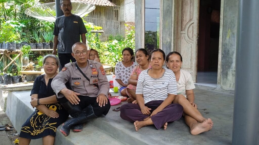 Soliditas TNI-Polri Hadapi Pilkada 2024, Polsek dan Koramil Cisaga Cooling System ke Warga