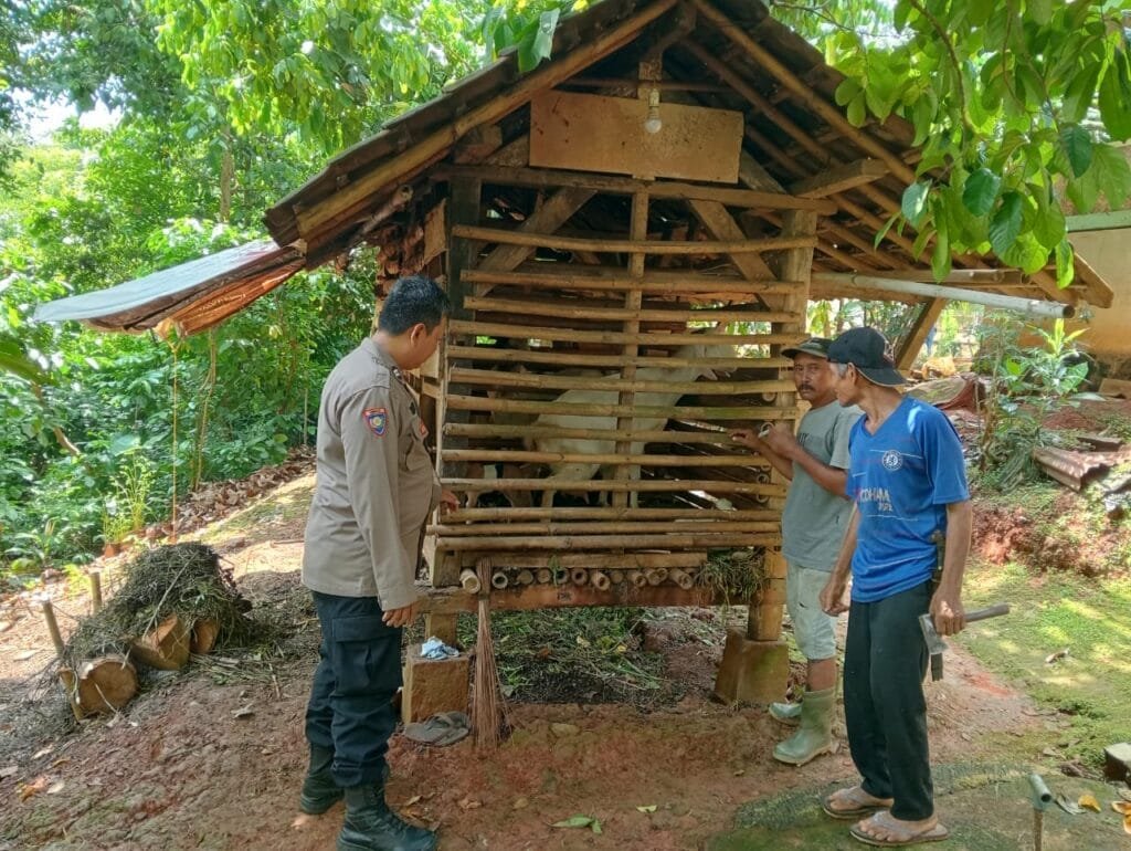 Dukung Program Asta Cita, Polsek Sukadana Polres Ciamis Datangi Peternak Kambing di Ciparigi